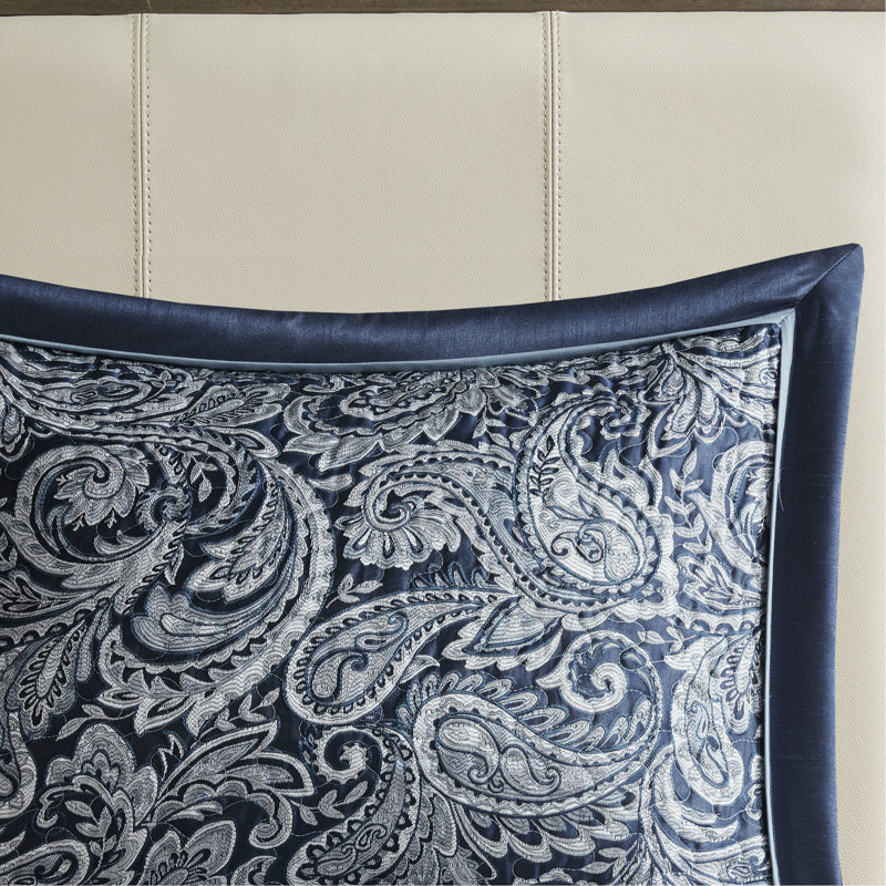 Couvre-lit bleu marine avec coussins. Motif classique. Bleu marine foncé, bleu poussiéreux. L 102 po x L 118 po 2 taies décoratives. 5 coussins décoratifs - bleu marine. Style traditionnel. Argent. Taies décoratives, laver à la machine