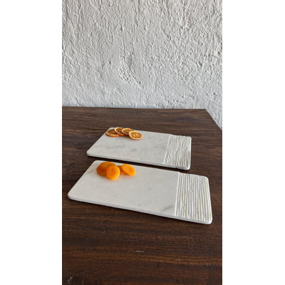 Ensemble de présentation en marbre blanc dentelé