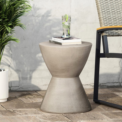 Table d'appoint d'extérieur grise - un accessoire charmant et attrayant pour un patio
