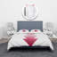 Composition géométrique abstraite de triangles rouges - ensemble de housse de couette moderne - microfibre de polyester-66391380