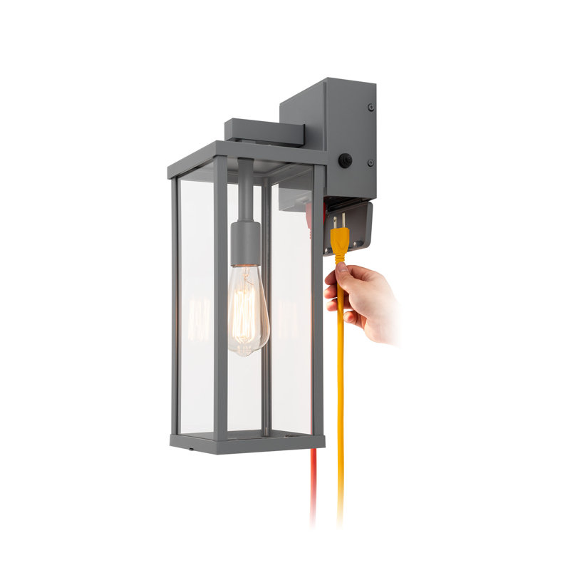 Applique murale d'extérieur classique avec prise GFCI intégrée 1 lumière, Gris, 18" H x 5.91" W x 9.06" D