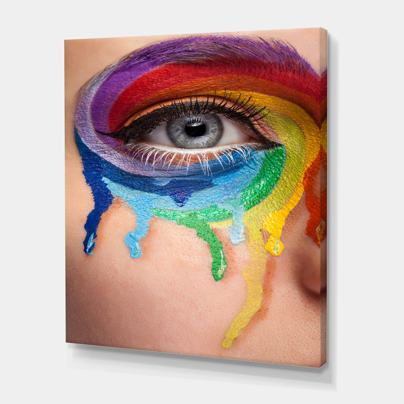 Gros plan sur un œil avec des couleurs de pleurs dans une roue - photographie sur toile, H 40 po x l 30 po x P 1 po