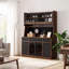 Cette armoire de rangement autoportante sert de grand bar à café avec 6 tiroirs, 4 armoires à tablettes réglables, une planche de suspension et une prise de courant