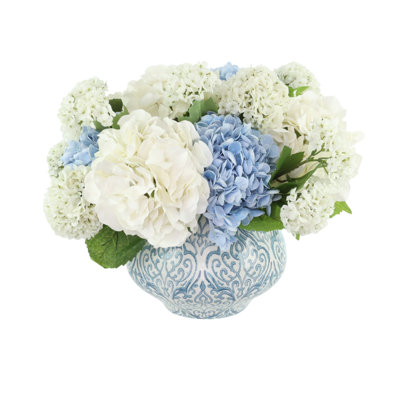 Arrangement d'hortensias et de viornes dans un vase décoratif