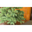 L'arbre de Noël vert traditionnel avec des supports en métal-435302206