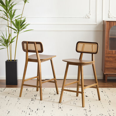 Ensemble de 2 tabourets de bar intérieurs au fini noyer, structure en bois d'hévéa, siège incurvé ergonomique en bois massif, 2 tabourets de bar à finition intérieure, rehaussés, s'adaptant à divers espaces de la maison