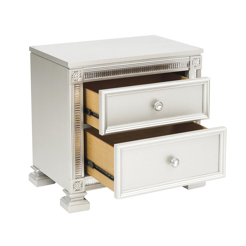 Table de chevet de la chambre à coucher 2 en argent avec médaillons et accents de cristal pour 2 cristaux à tiroirs