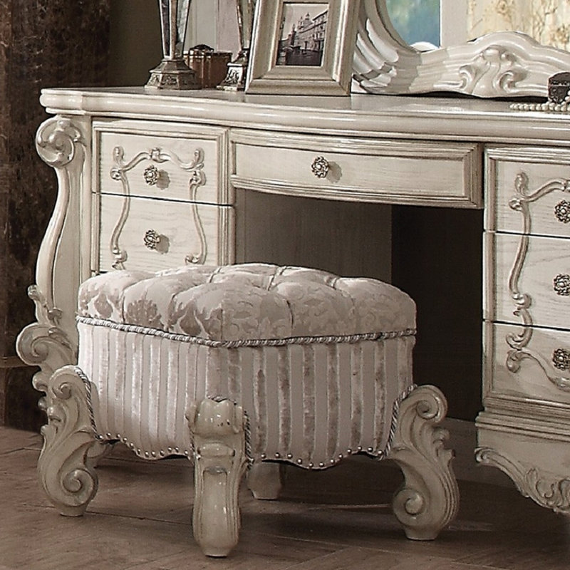 Tabouret de coiffeuse blanc avec garniture et siège sophistiqué