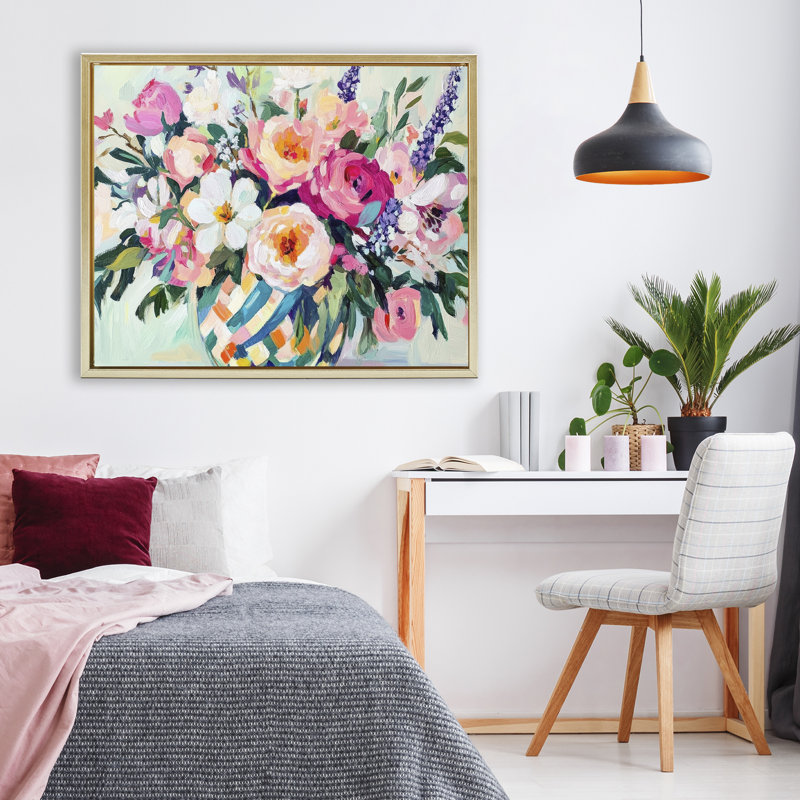 Bouquet coloré dans un vase flottant printanier, design par Petal Prints Design, H 25 po x l 31 po