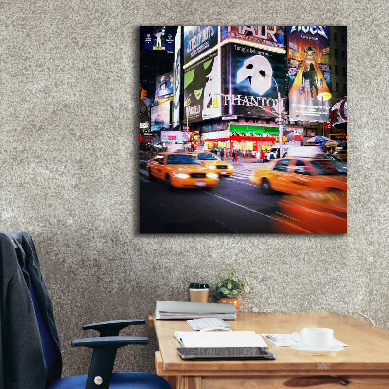 «NYC Taxis» par Nina Paponcek, art mural sur toile, H 37 po x l 37 po x P 1,5 po