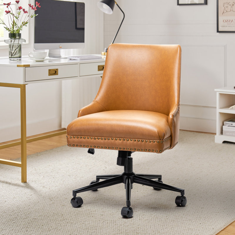 Chaise de bureau pivotante inclinable en similicuir de 22 po avec garniture cloutée Positano, Similicuir chameau