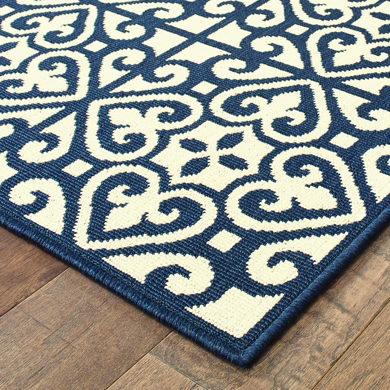 Tapis intérieur / extérieur ivoire / bleu marine Anastasaos, Rectangle 7 pi 10 po x 10 pi 10 po