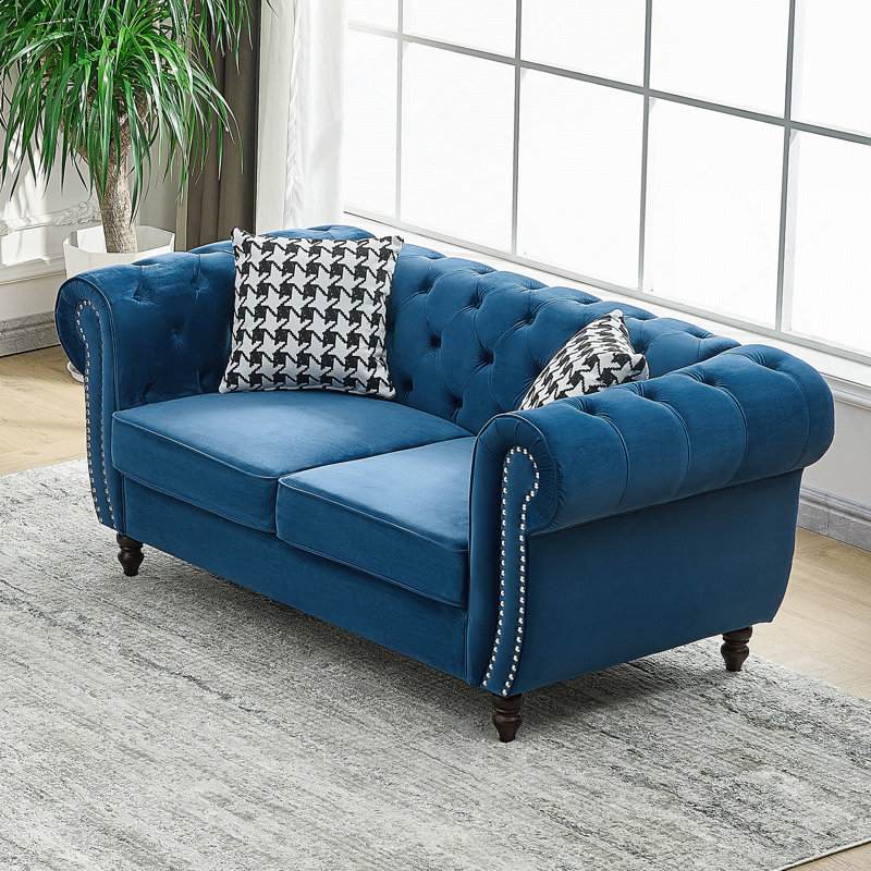 Canapé Chesterfield Mid-Century moderne en velours avec accoudoirs roulés et garniture cloutée, 2 places pour le salon et le bureau, bleu