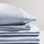 6 draps de luxe en satin bleu très grand - froissés, réduisent les bris, avec 1 drap plat, ajusté et 4 taies d'oreiller à texture 100% soyeuse, doux pour la peau, convient aux matelas de 16 po, comprend