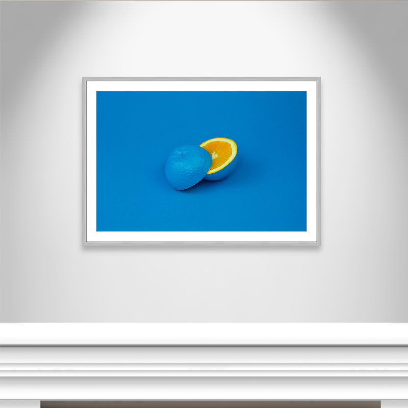 Pop orange en bleu par Davisuko, H 29,5 po x l 41,5 po x P 1,25 po, Papier avec cadre argenté, Blanc