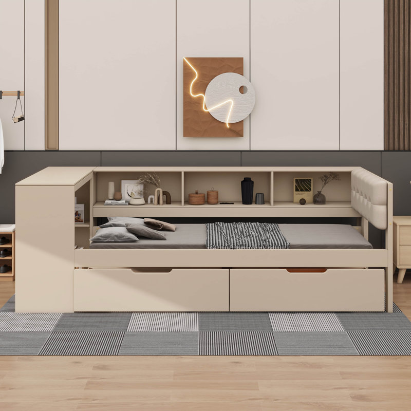 Un lit plateforme doté de tablettes de rangement, de tiroirs, d'une station de charge pratique et d'une tête de lit tapissier confortable