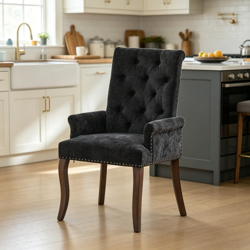 Élégante chaise de salle à manger rembourrée en chenille avec des pieds incurvés en bois massif, parfaite pour le confort et le style dans toute salle à manger.