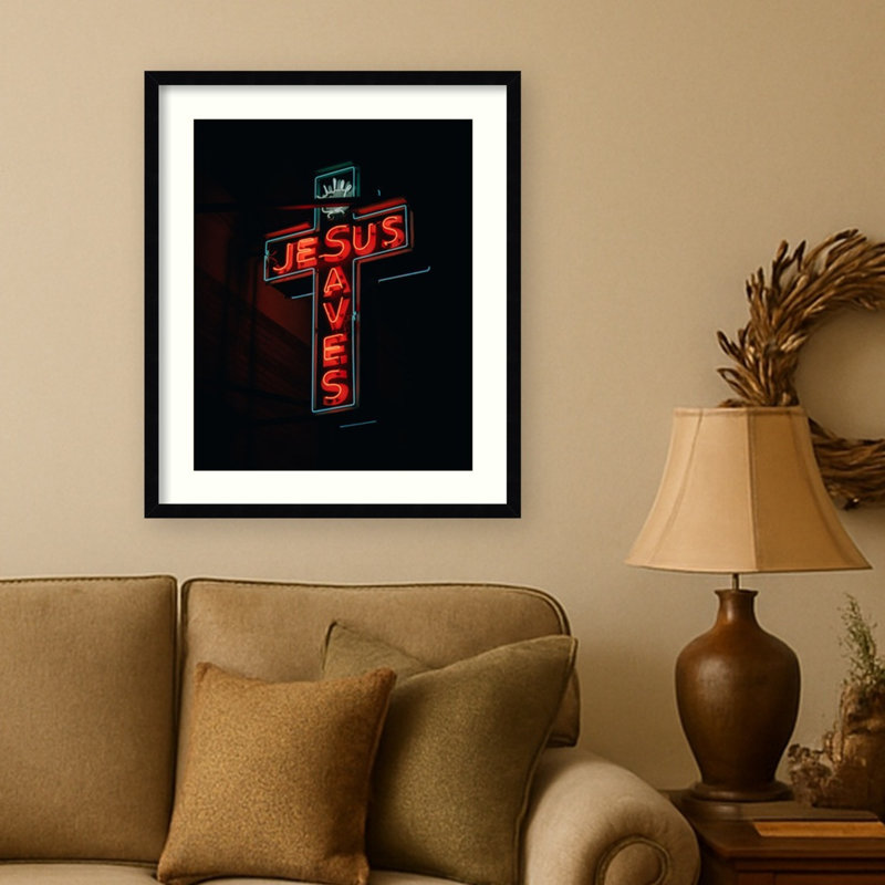 «Jesus sauve Neon Sign At Night» par Jon Bilous, reproduction d'art encadrée sur bois