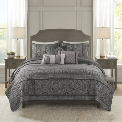 Ensemble de courtepointe luxueuse avec coussins décoratifs assortis