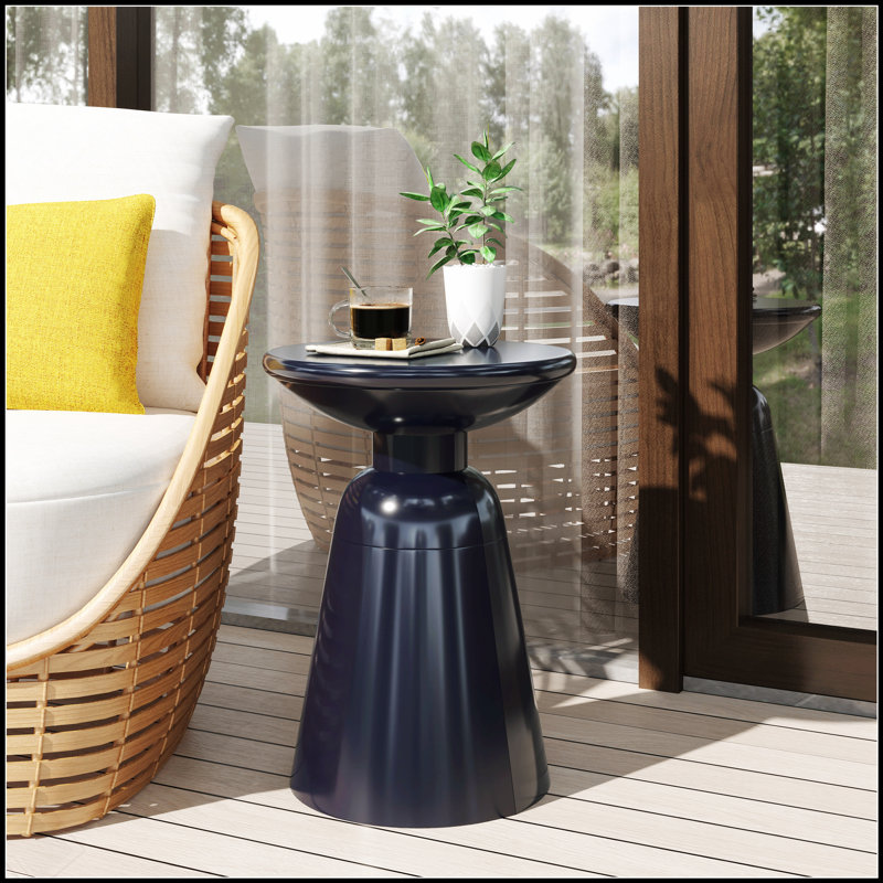 Table de bout d'extérieur moderne en métal avec fer thermolaqué durable et conception compacte pour une utilisation polyvalente dans n'importe quel espace