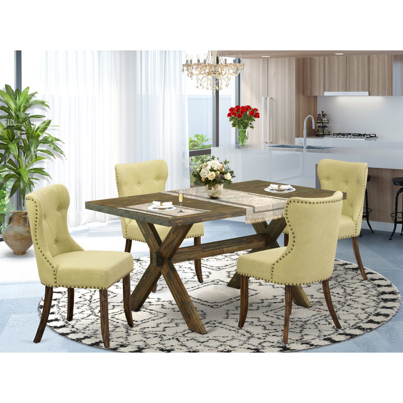 L'ensemble de table de salle à manger 5 pièces comprend une table de cuisine rectangulaire avec pieds en X et 4 chaises Parsons en tissu Limelight, finition jacobine patinée