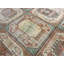 Tapis turc rétro, couleurs discrètes, motif géométrique et motifs tribaux