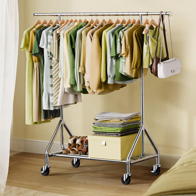 Portant à vêtements robuste rétractable avec tablettes, capacité de charge de 450 lb, roues verrouillables, assemblage sans outil, argent
