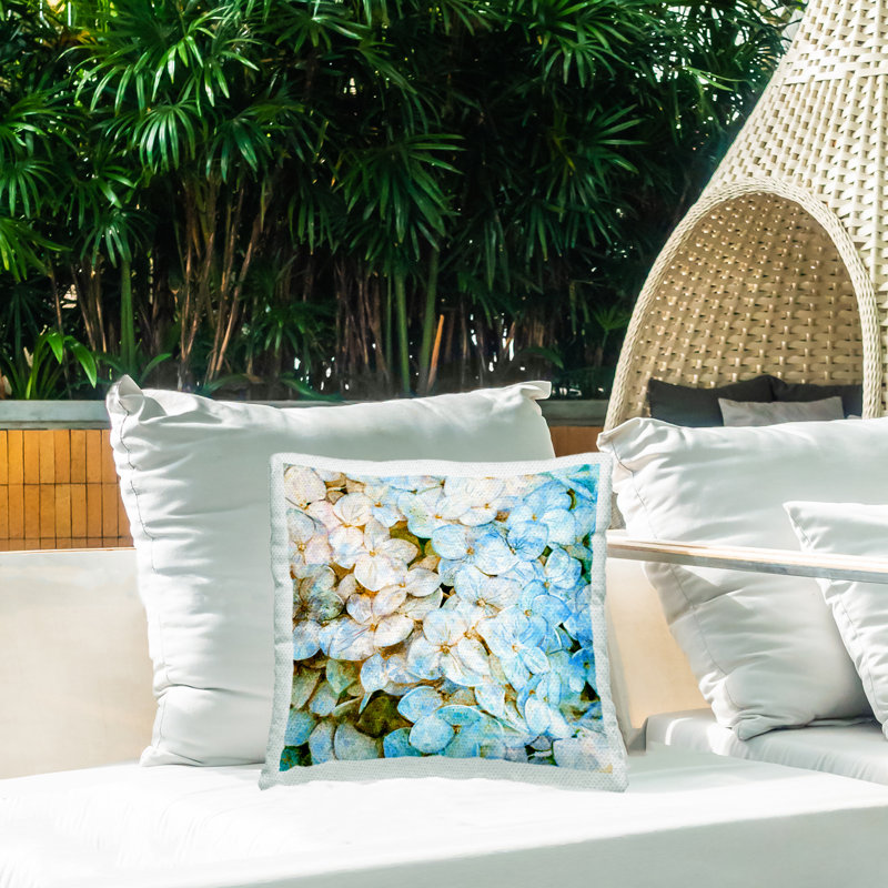 Coussin d'extérieur à gros plan avec imprimé de pétales d'hortensia par Ziwei Li