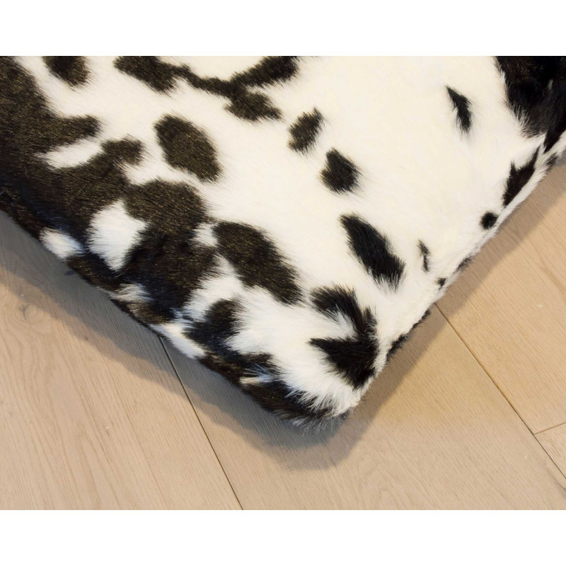 Housse et insert de coussin décoratif en fausse fourrure Belton, Univers sucré / noir / blanc