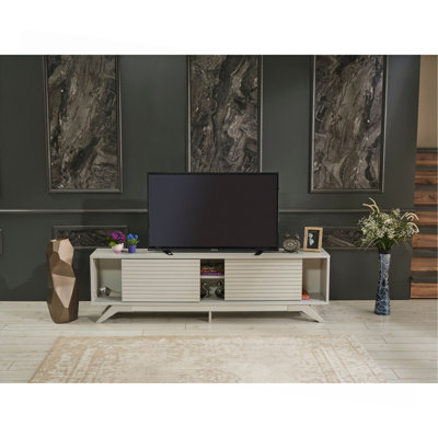 Meuble télé luxueux et élégant de style Mid-Century moderne avec portes et tablettes coulissantes, un ajout parfait à votre installation de divertissement à domicile.