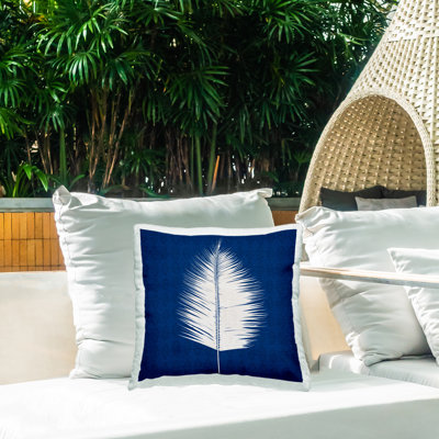 Coussin extérieur bleu abstrait à motif de feuilles et de feuilles abstraites par Susan Jill