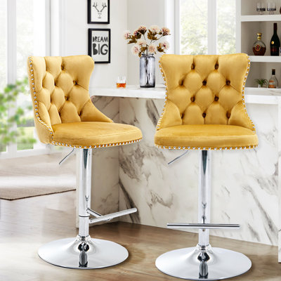 Tabourets de bar pivotants avec garniture cloutée, dossier capitonné en velours et repose-pieds doré, hauteur de comptoir réglable
