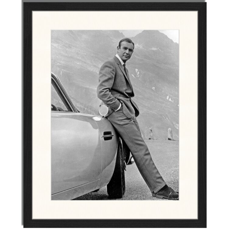 Gerahmtes Poster James Bond in Schottland mit seinem DB6