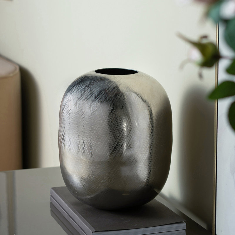 Vase élégant en aluminium à stries argentées, léger et durable pour un décor moderne, H 13 po x l 10,5 po x P 10,5 po