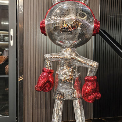Objet décoratif en forme de lapin rouge en fibre de verre