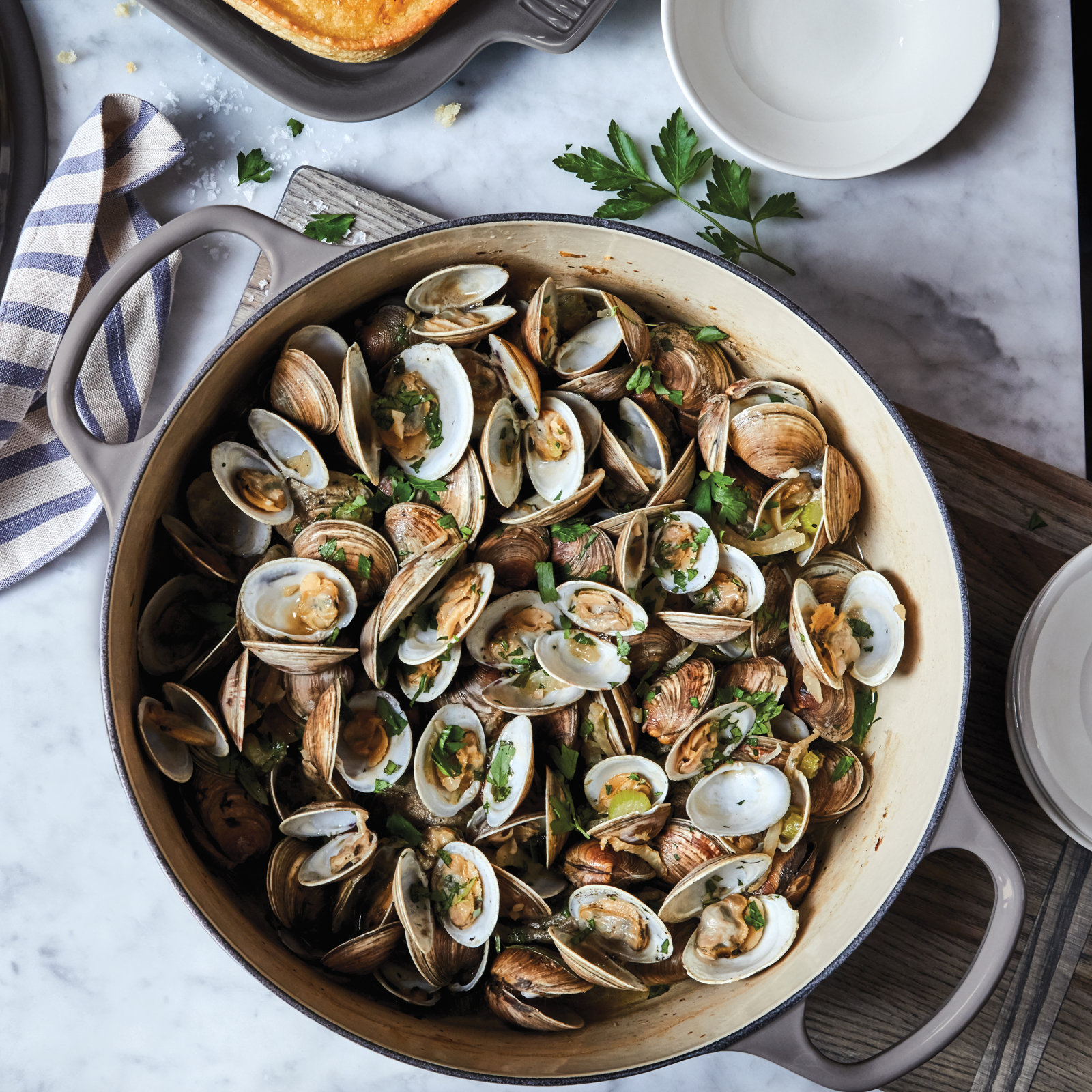 Le Creuset Signature Enameled Cast Iron Round Dutch Oven with Lid, 6.75 quarts, Oyster
