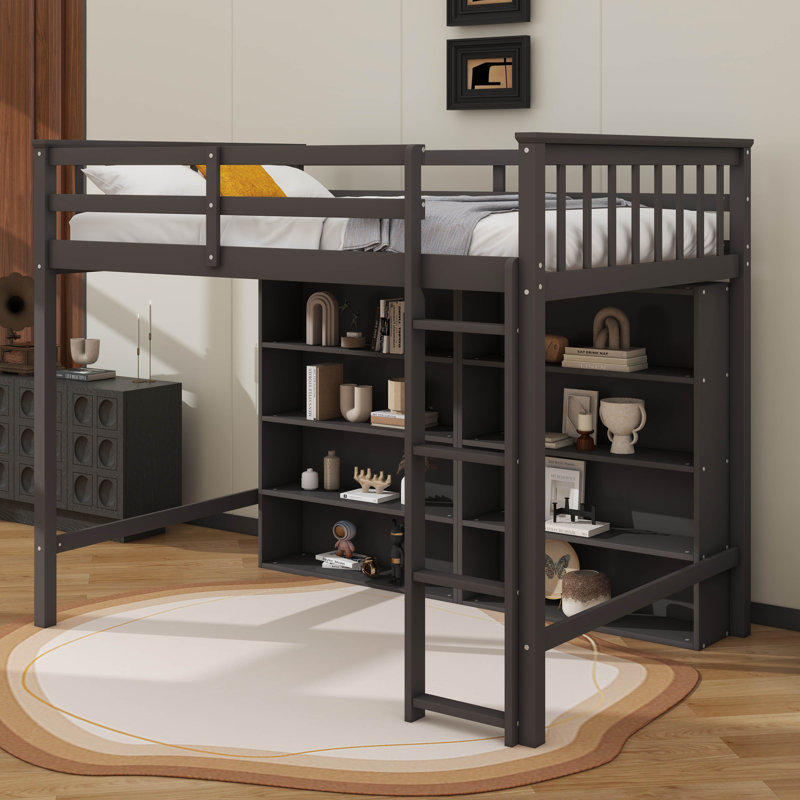 Lit mezzanine avec 8 tablettes de rangement facilement accessibles et échelle intégrée