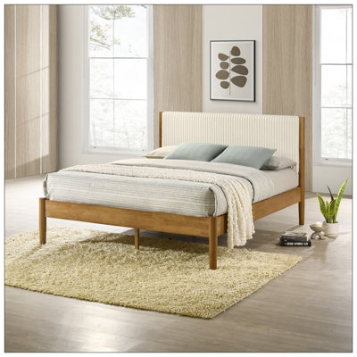 Luxueux lit plateforme en bois d'hévéa avec tête de lit en velours côtelé beige et lattes durables, parfait pour les chambres élégantes