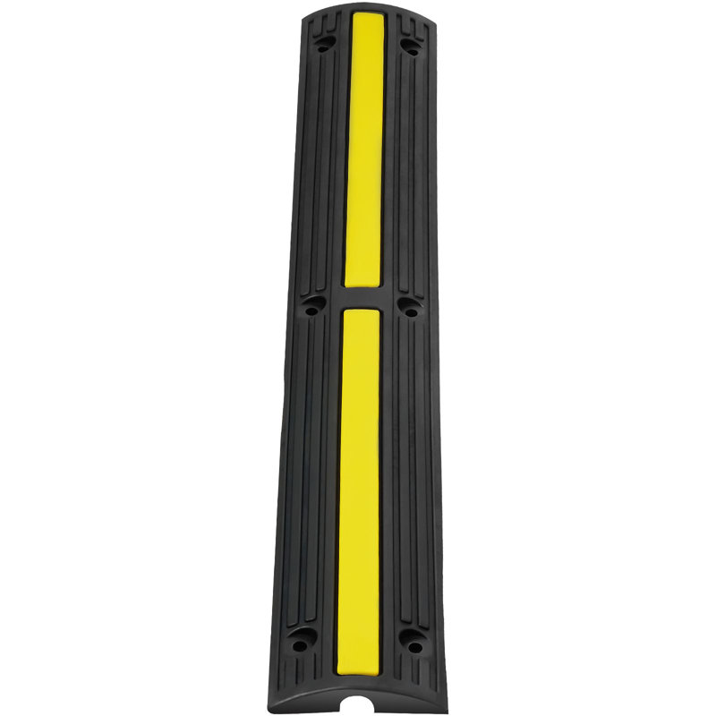 Rampe de protection de câble en caoutchouc de 39,37 po x 5,91 po x 1,22 po à 4 canaux, 1 canal, noir / jaune avec capacité de charge de 18 000 lb / essieu