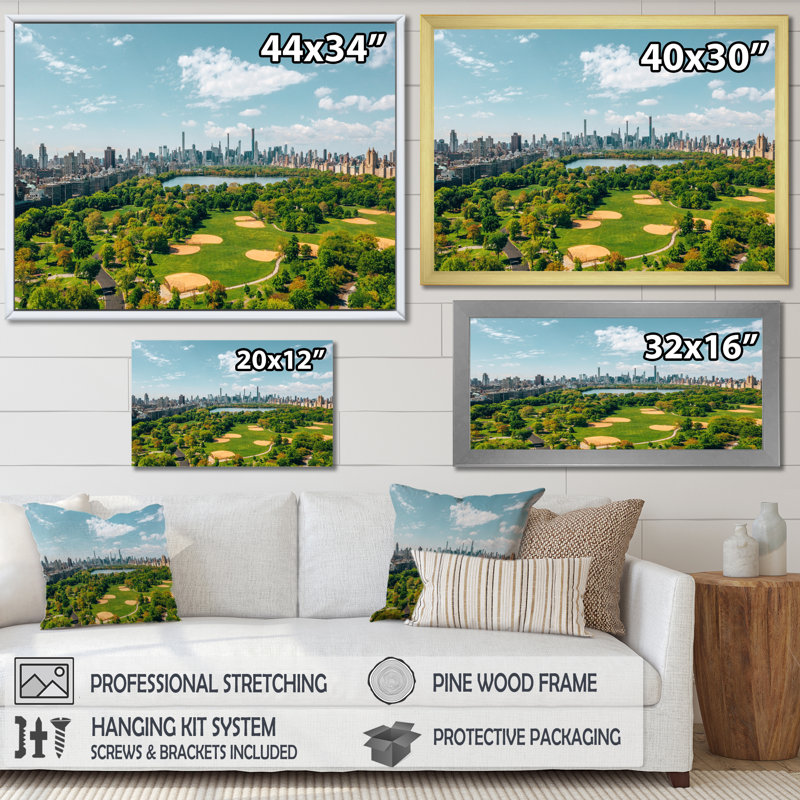 «Futuristic Golf in Central Park», reproduction sur toile, H 12 po x l 20 po x P 1 po, Cadre photo noir