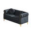 Luxueux canapé Chesterfield en velours avec pieds en métal doré, boutons capitonnés et coussins ronds-139012856