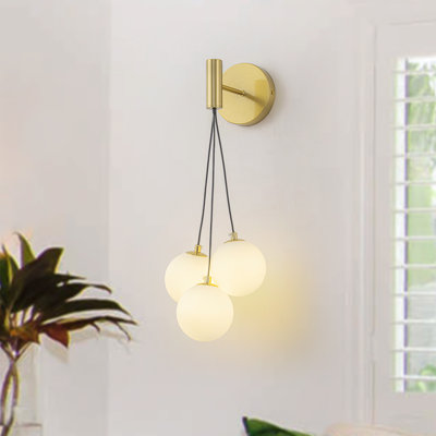 Applique murale 3 lumières en laiton avec globes en verre opale Modern