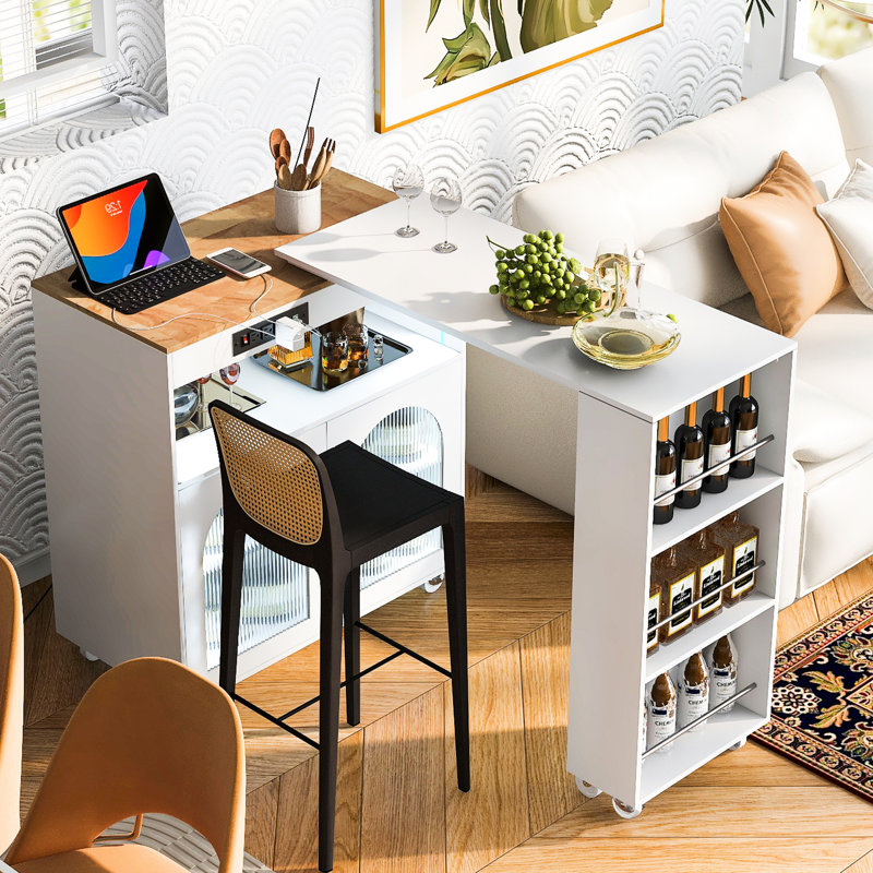 Îlot de cuisine blanc avec prises de courant, tablettes ouvertes, 3 tablettes modernes polyvalentes - plateau de table allongé, lumières DEL, porte en verre cannelé, armoire de rangement,