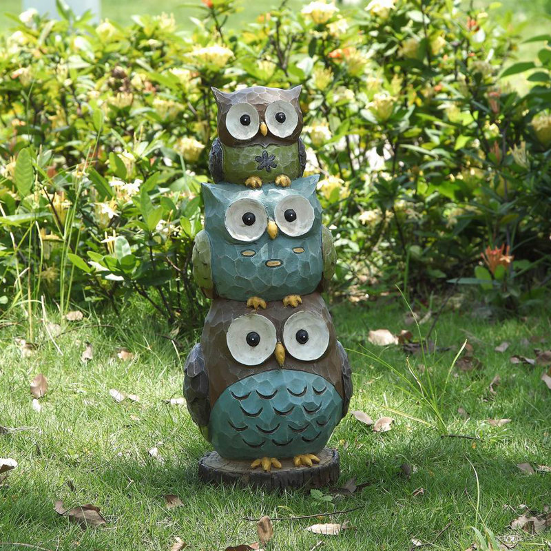 Statue de chouettes l'une sur l'autre