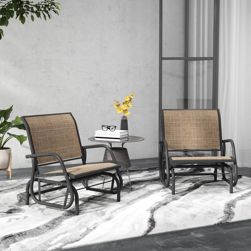 2 chaises coulissantes à structure en métal avec tissu en filet respirant. Bercement confortable pour le plein air. Détente incurvée. Pour le jardin, la piscine, la cour arrière, le balcon. Mélange de bruns. Mouvement fluide.