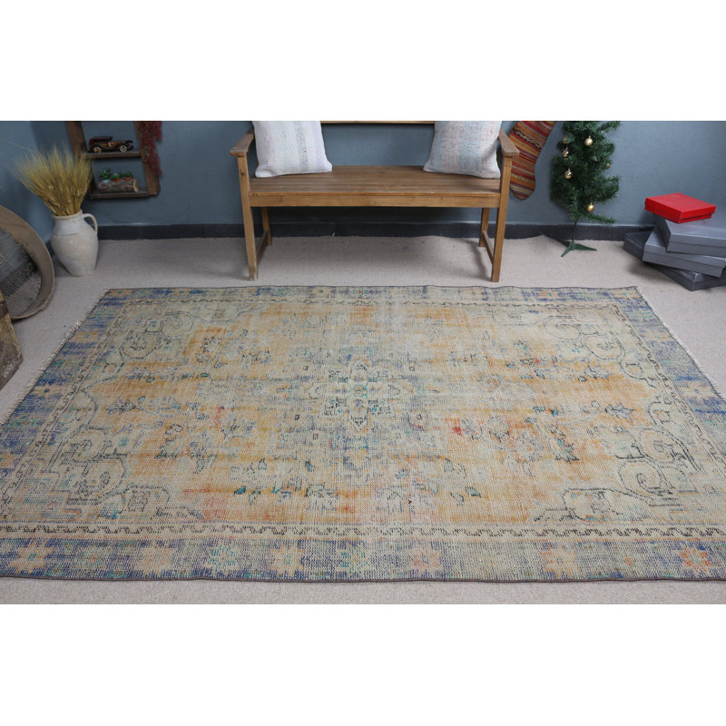 Tapis turc tissé à la main dans des tons pastel doux avec des motifs élégants et complexes pour un salon élégant
