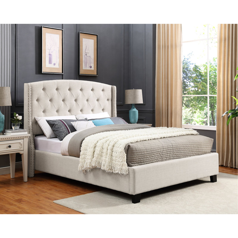 Grand lit tapissier avec capitonnage à boutons beige