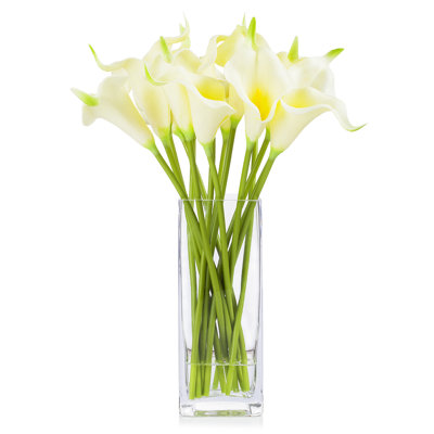 Arrangement floral de lys artificiels dans un vase