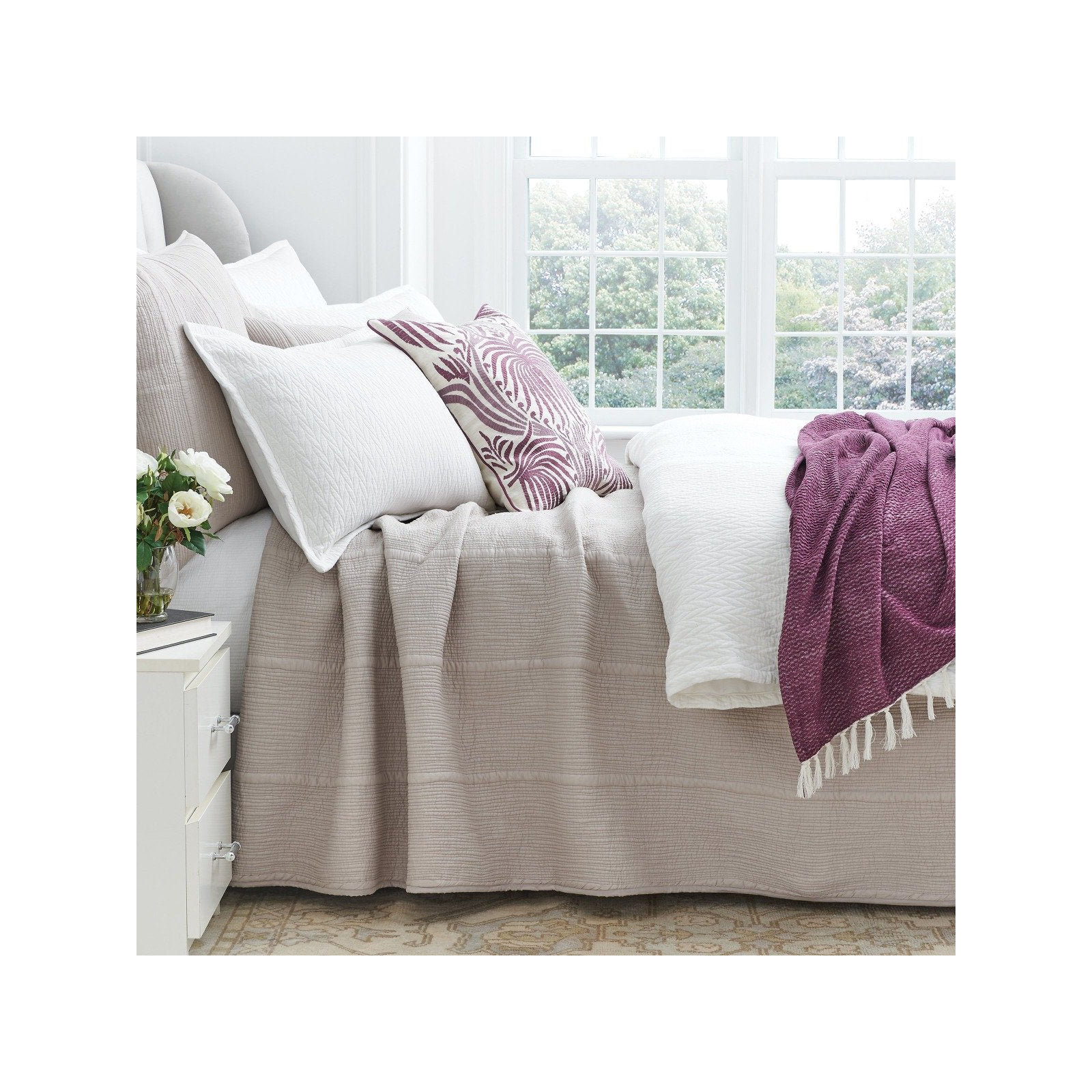 Maxine Oyster Standard Cotton Quilt, Queen Quilt