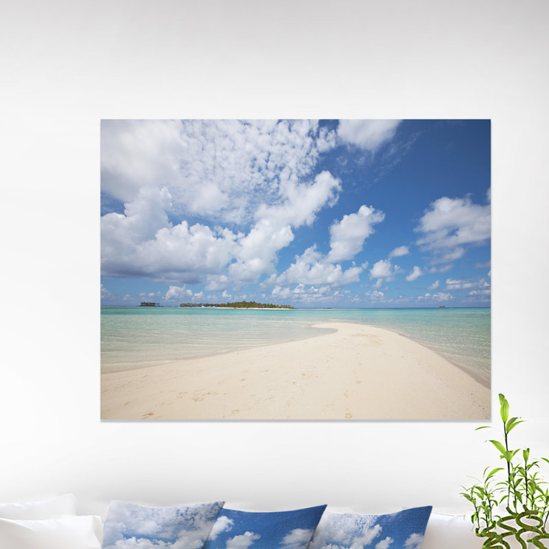Serene Maldives Beach Under Clouds - reproduction de photo, H 20 po x l 20 po x P 1 po, Cadre flottant